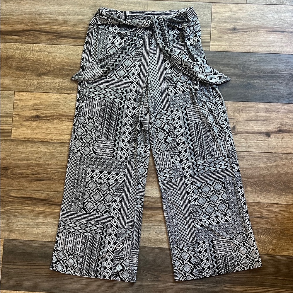 Like New Patterned Black and White Women's Pants - SO comfortable!
